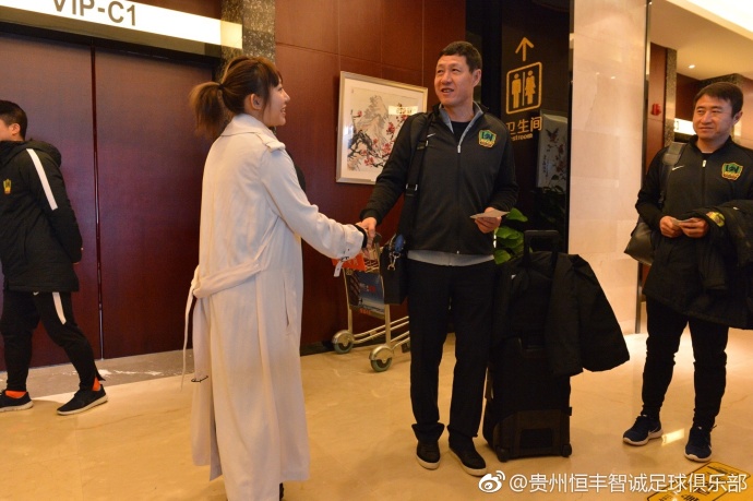路透照中，乔丹和女演尚特;亚当斯坐在公园湖边的长椅上，来了一个面包湿吻，互望的眼神炙热又甜蜜
